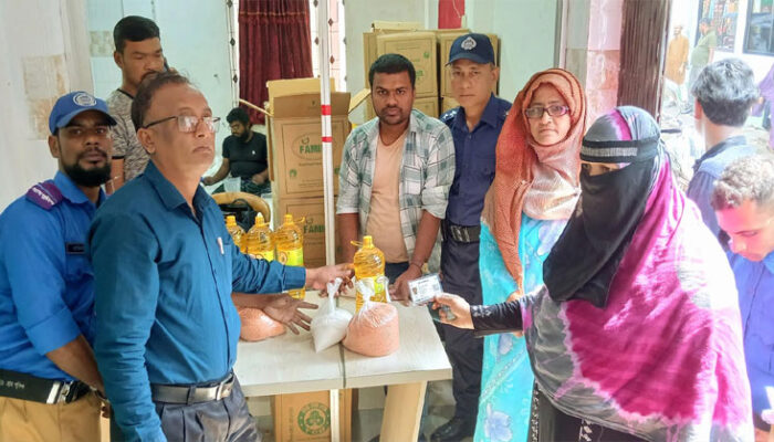 তরপুরচন্ডী ইউনিয়নে নিম্ন আয়ের মানুষের মাঝে টিসিবি’র পণ্য সামগ্রী বিতরণ