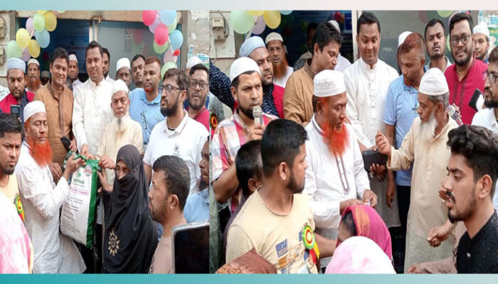 কচুয়ায় আলোর দিশারী সমাজ সেবা সংগঠনের ইফতার সামগ্রী বিতরণ