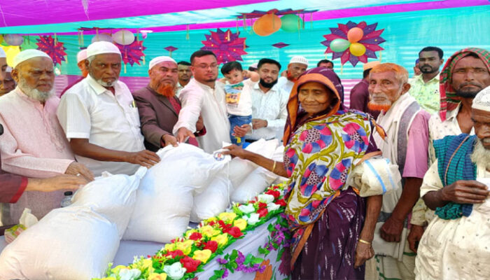 চাঁদপুরের রাজরাজেশ্বরে প্রবাসী হাবিবুর রহমান রাঢ়ীর ইফতার সামগ্রী বিতরন