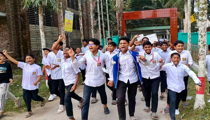 হাইমচরে পরীক্ষায় ফেল করায় গভীর রাতে শিক্ষকের বাড়িতে হামলা