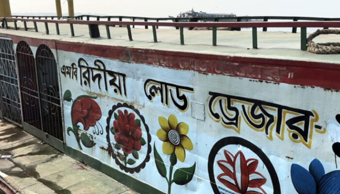 কানা জহিরের ডাকাতি কাজে ব্যবহৃত স্প্রীডবোট ও ড্রেজার আটক