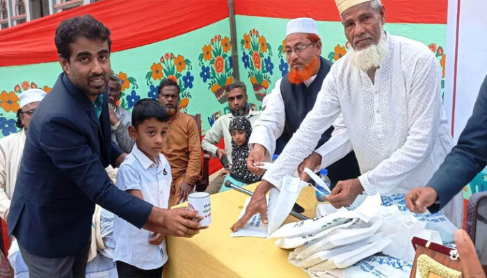 কচুয়ায় সামাজিক সংগঠন অনুভবের শিক্ষা উপকরণ বিতরণ