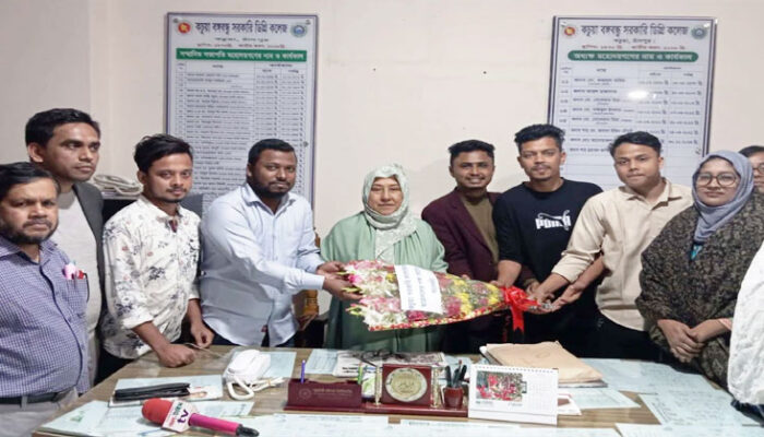 কচুয়ায় ভারপ্রাপ্ত অধ্যক্ষকে ছাত্রদলের ফুল দিয়ে শুভেচ্ছা