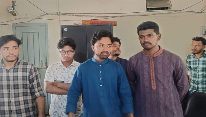 শাহরাস্তিতে সরকার বিরোধী লিফলেট বিতরণের সময় ৭ যুবক আটক
