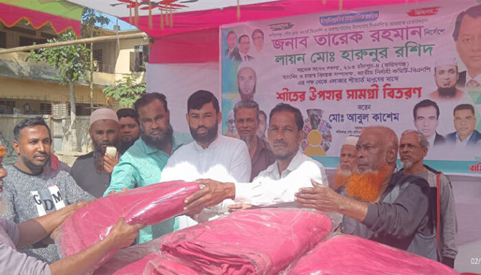ফরিদগঞ্জে সম্ভাব্য মেয়র প্রার্থীর শীতবস্ত্র বিতরন