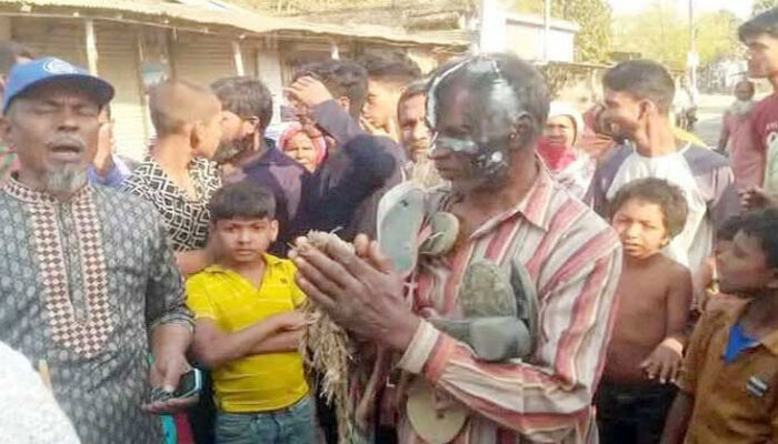 জুতার মালা পরিয়ে ঘোরানো হলো শিশু যৌন হয়রানিকে