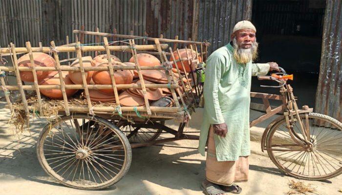 ৬০০ টাকা বেতন পাওয়া এক অভাগা মুয়াজ্জিন হাকিমের মানবেতর জীবন যাপন
