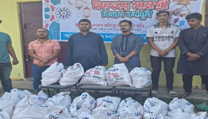 কচুয়া পৌরসভায় রফিকুল ইসলাম রনির উদ্যোগে ইফতার সামগ্রী বিতরন