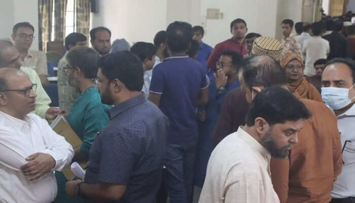 শিক্ষার্থীদের ধাওয়া খেয়ে ক্যাম্পাস ছাড়লো শিক্ষক
