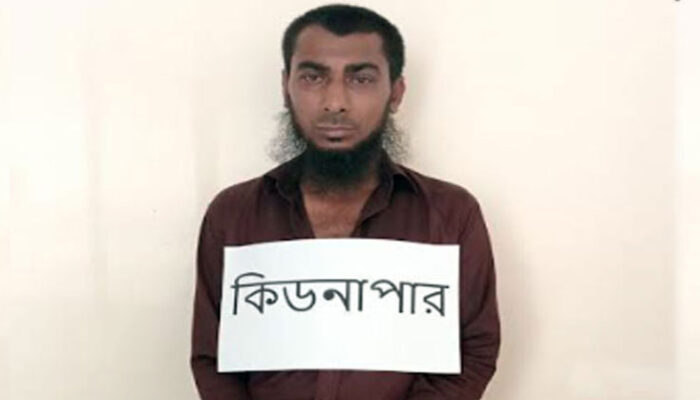 চাঁদপুরে শিশু চুরির সময় জনতার হাতে আটক কামাল