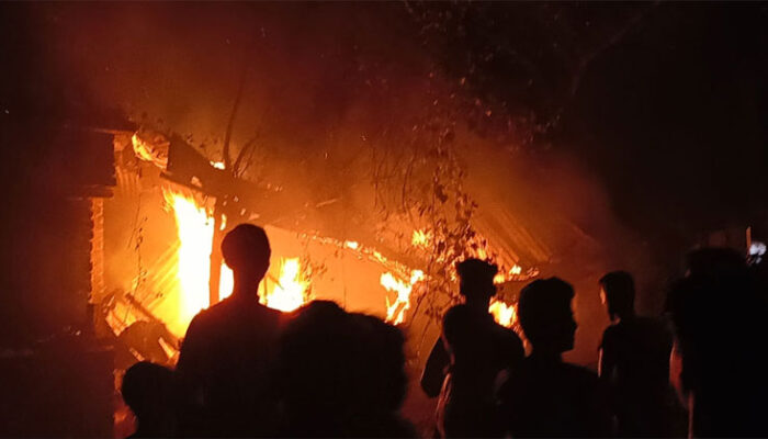 আছিয়ার ধর্ষকের বাড়িতে বিক্ষুব্ধ জনতার আগুন