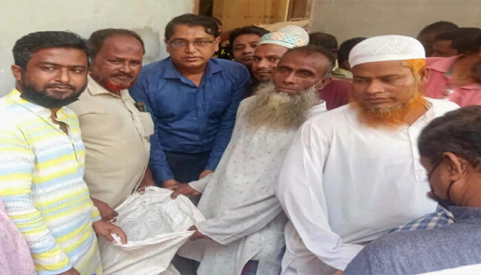 লক্ষ্মীপুর ও হানারচর ইউনিয়নে নিবন্ধিত জেলেদের মাঝে চাল বিতরণ
