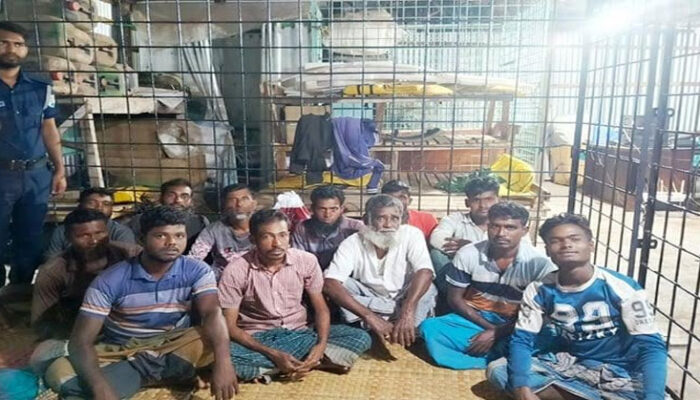 চাঁদপুর নৌ পুলিশের অভিযানে ১৬ জেলে আটক