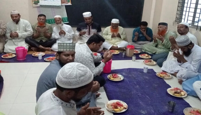 কচুয়ায় সুবিদপুর হাফিজিয়া এতিমখানা মাদ্রাসায় ইফতার মাহফিল 