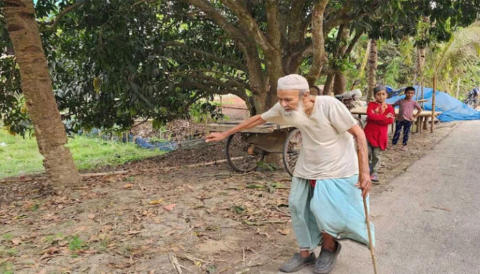 লাঠিতে ভর ও দড়ি বেয়ে মসজিদে যান ১১৬ বছর বয়সী অন্ধ মুয়াজ্জিন