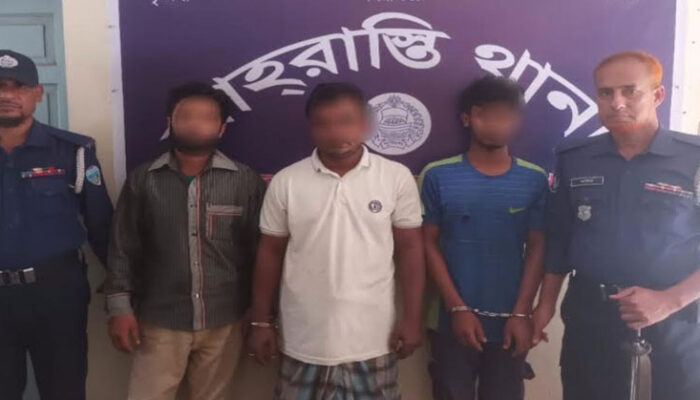শাহরাস্তিতে মুদি দোকানে অভিনব কায়দায় চুরি কান্ডে ৩ চোর আটক