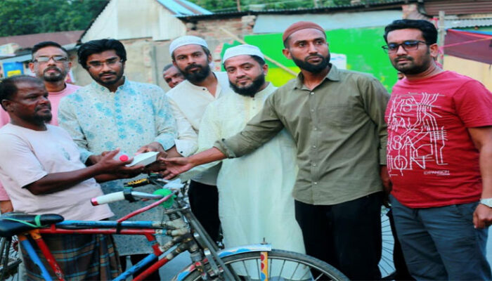 চাঁদপুর জেলা স্বেচ্ছাসেবক দলের সি. যুগ্ম আহবায়ক সূর্যের ইফতার বিতরণ