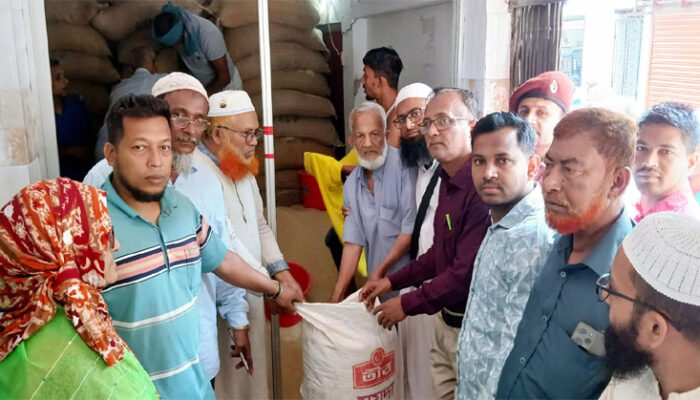 চাঁদপুর সদরের তরপুরচন্ডী ইউনিয়নে নিবন্ধিত জেলেদের মাঝে চাল বিতরণ