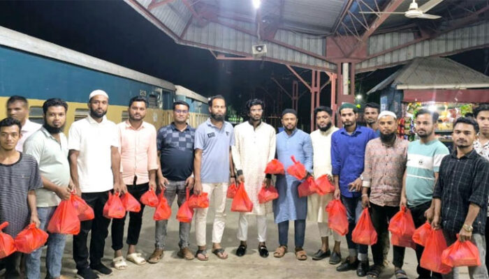চাঁদপুর জেলা স্বেচ্ছাসেবক দলের সিনিয়র যুগ্ন আহ্বায়কের উদ্যোগে সেহেরি বিতরণ