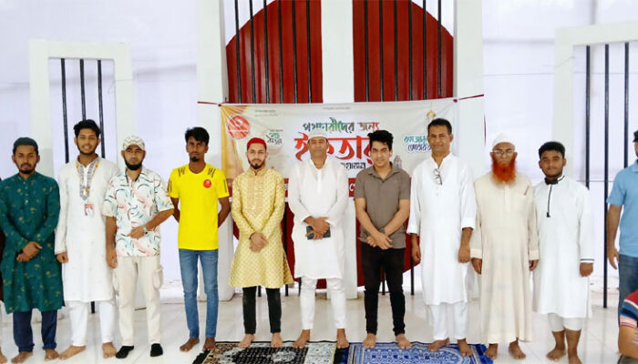 দুই শতাধিক পথচারীদের জন্য নবজাগরণ গোল্ডেন চাঁদপুরের আয়োজনে ইফতার