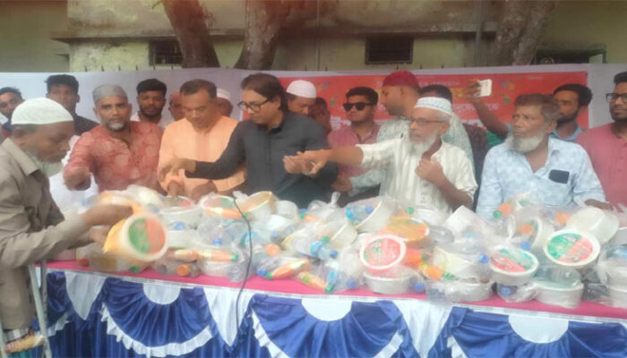 মতলব উত্তরে তারেক রহমানের পক্ষে অসহায় ও দুস্থ মানুষের মাঝে ইফতার বিতরণ