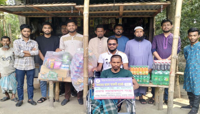 চাঁদপুরে অসহায় প্রতিবন্ধীকে ব্যবসায়িক পুঁজি ও হুইলচেয়ার দিলো প্রভাত