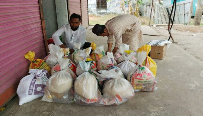 বাতিঘর মানব কল্যাণ সংস্থার ইফতার, সেহরী ও ঈদ উপহার পেলো অর্ধশত পরিবার