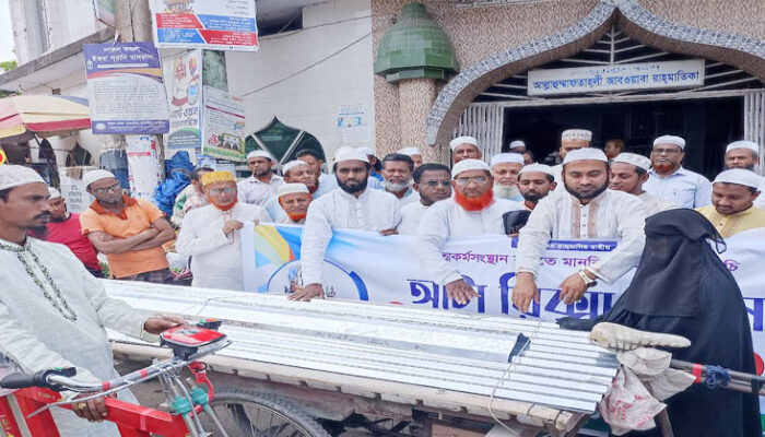 চাঁদপুর শহর জামায়াতের অটোরিকশা ও টিন বিতরণ