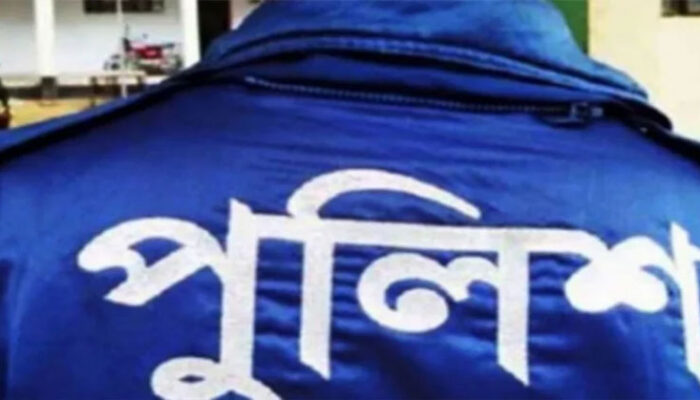 পুলিশকে পিটিয়ে ওয়াকিটকি-মানিব্যাগ ছিনতাই, আটক ২