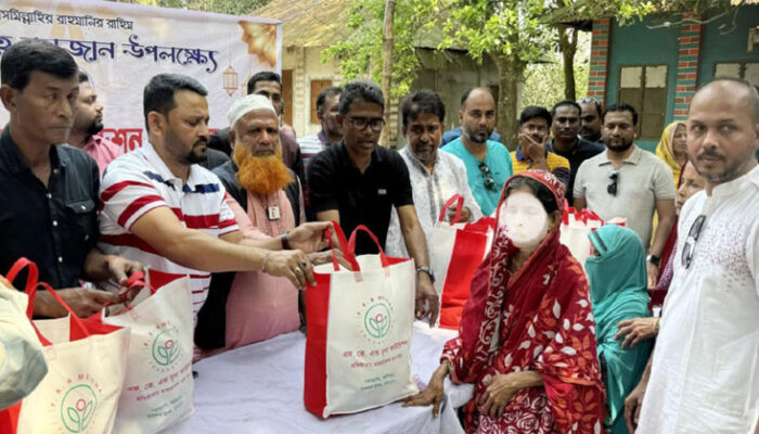 মতলব উত্তরে ইফতার সামগ্রী পেয়ে খুশি ৫’শতাধিক পরিবার