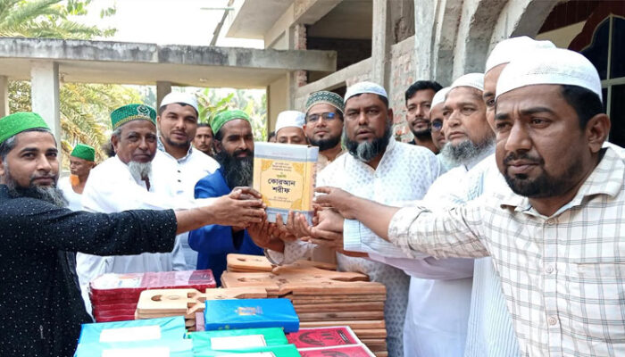 কচুয়ায় আলোর পথে সংগঠনের উদ্যোগে ধর্মীয় শিক্ষা উপকরণ বিতরণ