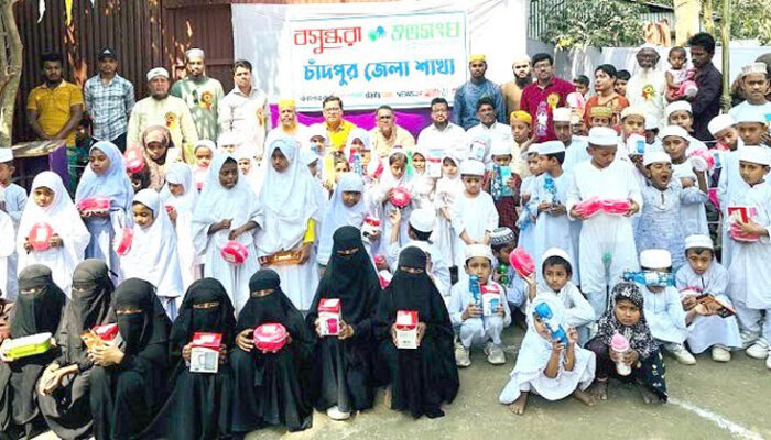 বসুন্ধরা শুভসংঘের শিক্ষা উপকরণ বিতরণ