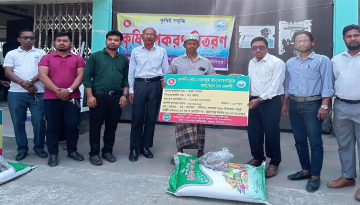 কচুয়ায় প্রান্তিক কৃষকদের মাঝে কৃষি উপকরণ বিতরণ