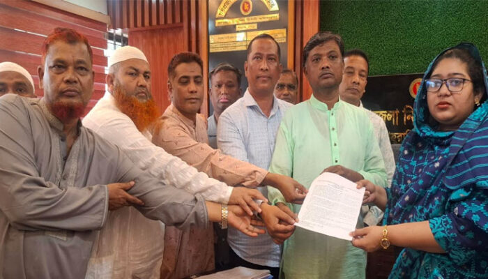 শাহরাস্তিতে ইট প্রস্তুতকারী মালিক সমিতির প্রধান উপদেষ্টাকে স্মারকলিপি প্রদান