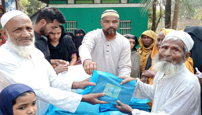 চাঁদপুরে ওয়ার্ড তাঁতী দলের উদ্যোগে ঈদ উপহার বিতরণ