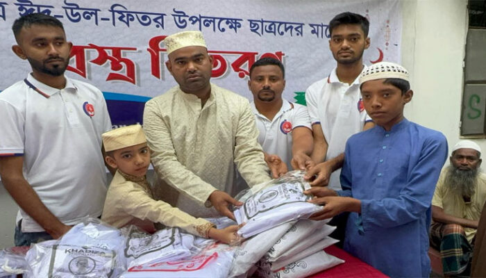 ৫ হাজার পরিবারের মাঝে চাঁদপুর খাদিজা ফাউন্ডেশনের ঈদ উপহার বিতরণ
