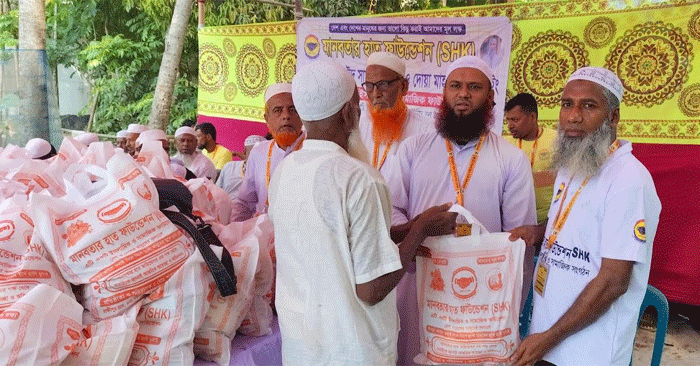 ২ শ’ অসহায় পরিবারের মাঝে মানবতার হাত ফাউন্ডেশনের ঈদ সামগ্রী বিতরণ