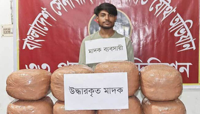 মতলব উত্তরে ৩২ কেজি গাঁজাসহ সৈকত গ্রেফতার যৌথবাহিনীর হাতে