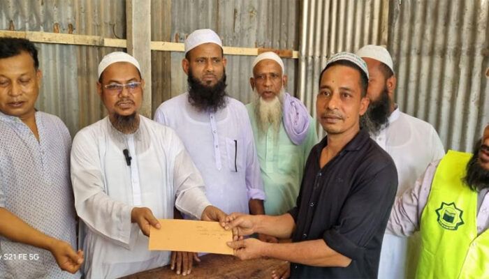 হাইমচরে অগ্নিকান্ডে ক্ষতিগ্রস্ত ২৫ ব্যবসায়ীকে জয়নাল আবেদীনের অর্থ সহায়তা
