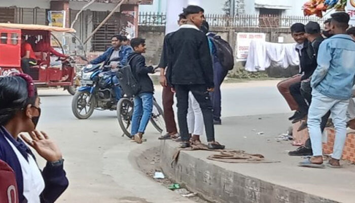 পাড়ায় মহল্লায় বেড়েছে বখাটেদের উৎপাত