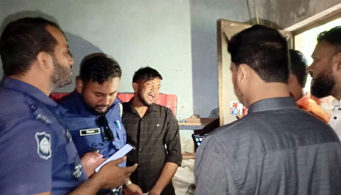 ফরিদগঞ্জে বন্ধুকে আটকে রেখে স্ত্রীকে কুপ্রস্তাব