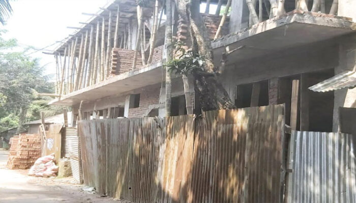 হাইমচরে সরকারী রাস্তা দখল করে বহুতল ভবন নির্মাণের অভিযোগ