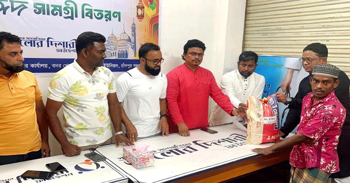 রামপুরে আলোর দিশারী ফাউন্ডেশনের উদ্যোগে নগদ অর্থ ও ঈদ সামগ্রী বিতরণ