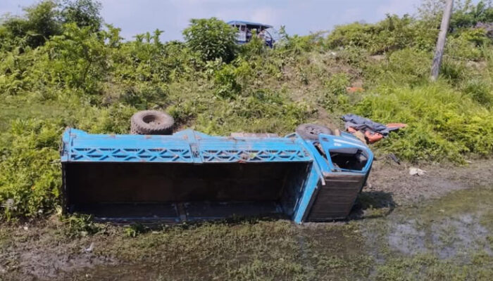 মতলবে পিকআপ ভ্যান খাদে পড়ে ব্যবসায়ী নিহত, আহত ৮