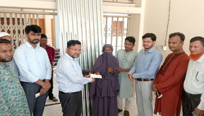 কচুয়ায় ক্ষতিগ্রস্ত পরিবারের মাঝে চেক ও ঢেউটিন বিতরণ