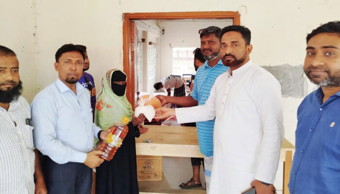 শাহমাহমুদপুরে স্মার্ট কার্ডধারীদের মাঝে টিসিবি পণ্য ক্রয়-বিক্রয়