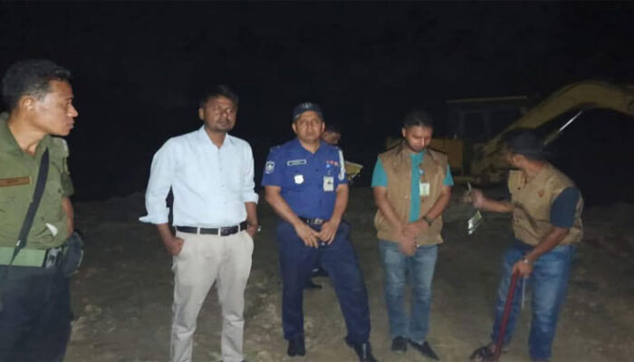 শাহরাস্তিতে গভীররাতে অবৈধভাবে মাটি কাটার বিরুদ্ধে যৌথ বাহিনীর অভিযান
