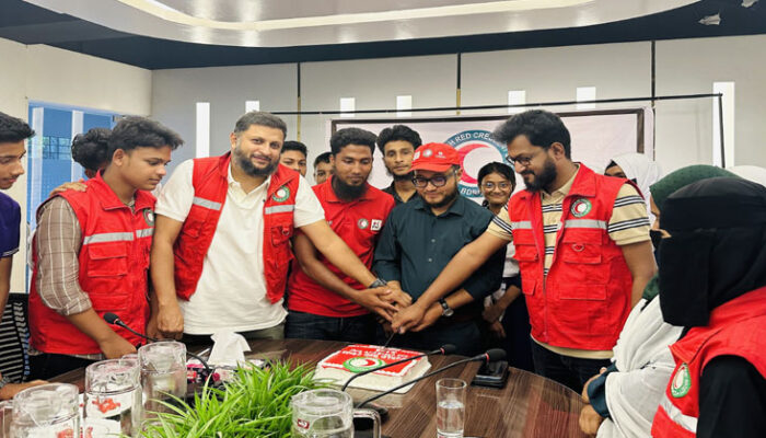 কেক কেটে হাজীগঞ্জে পালিত হল বিশ্ব রেড ক্রস ও রেড ক্রিসেন্ট দিবস