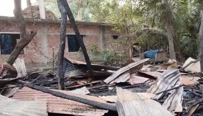 হাইমচরে অগ্নিকাণ্ডে বসতঘর পুড়ে ছাই