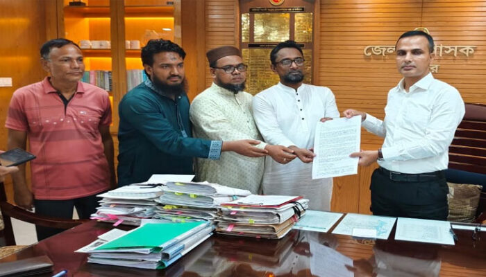 চাঁদপুর সাহিত্য একাডেমীর কমিটি করার জন্য জেলা প্রশাসককে স্মারকলিপি